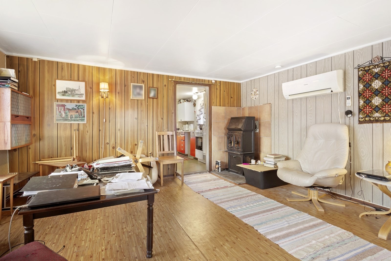 Romslig stue som er lettmøblert og har to gode varmekilder som vedovn og varmepumpe Galleribilde