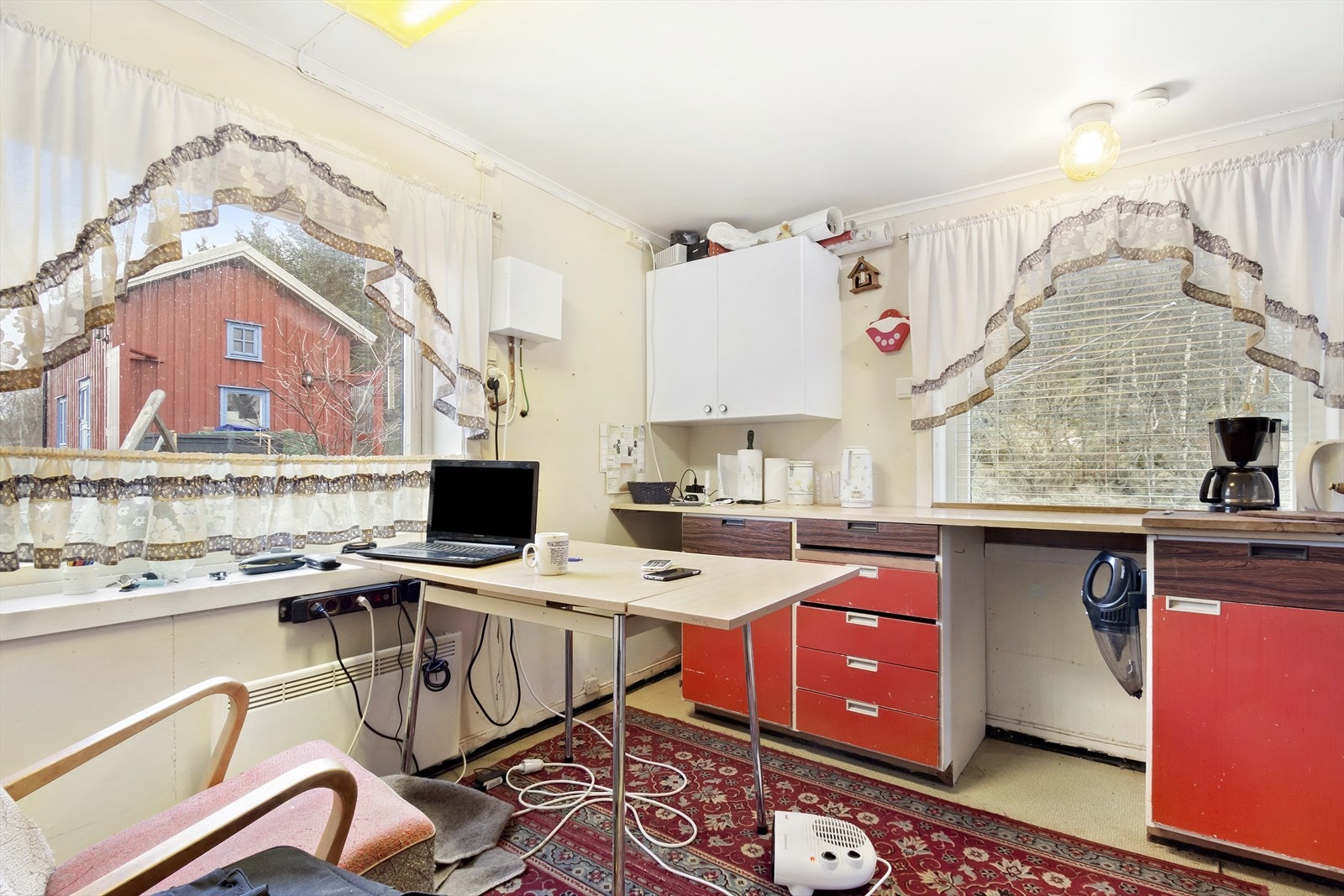 Det er mulighet for sittegruppe ved det ene vinduet og det er kjøkkenbenk under det andre vinduet. Dette gir en behagelig arbeidssone Galleribilde