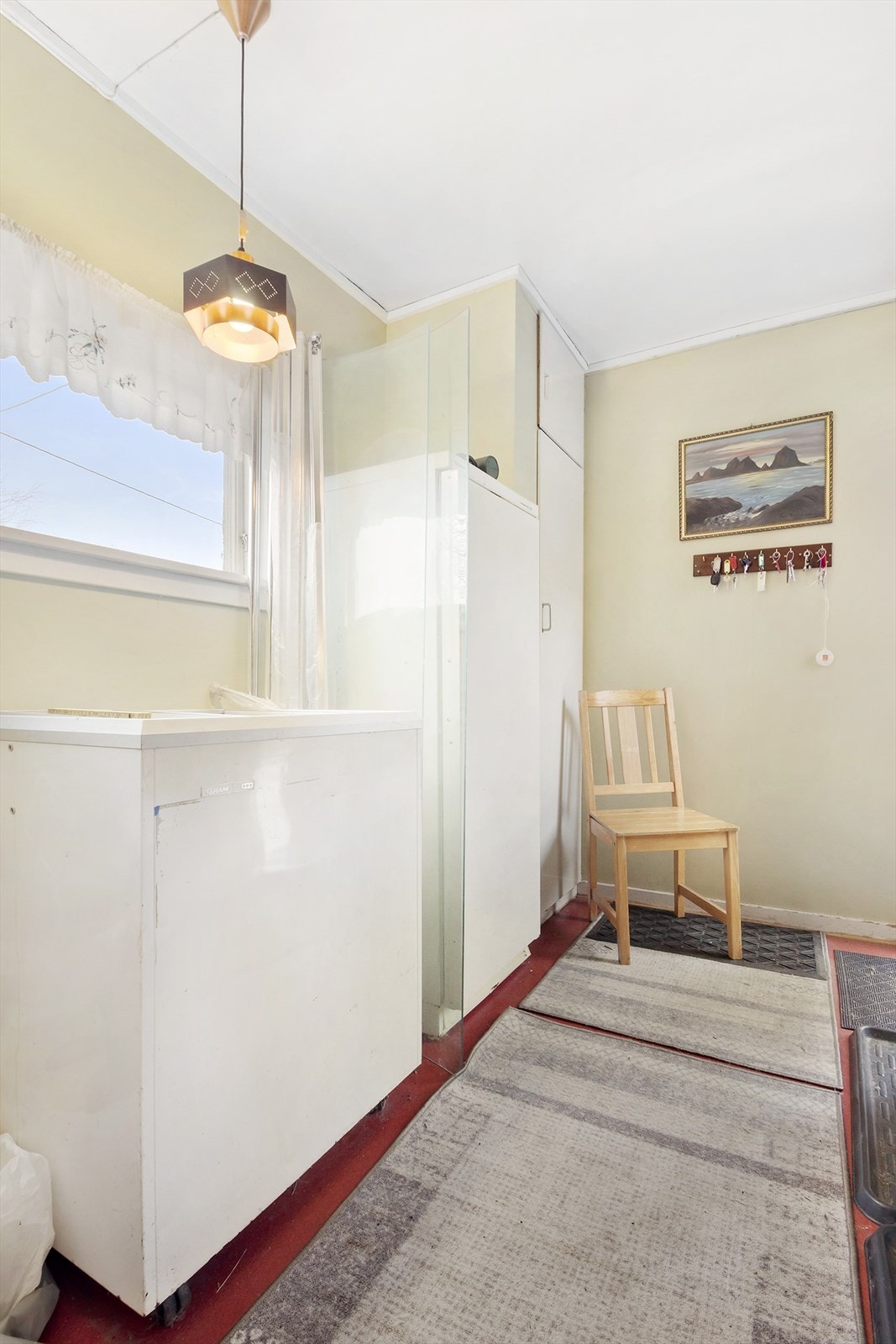 Fra gangen er det adkomst til toalettet, kjøkkenet og loftsetasjen Galleribilde