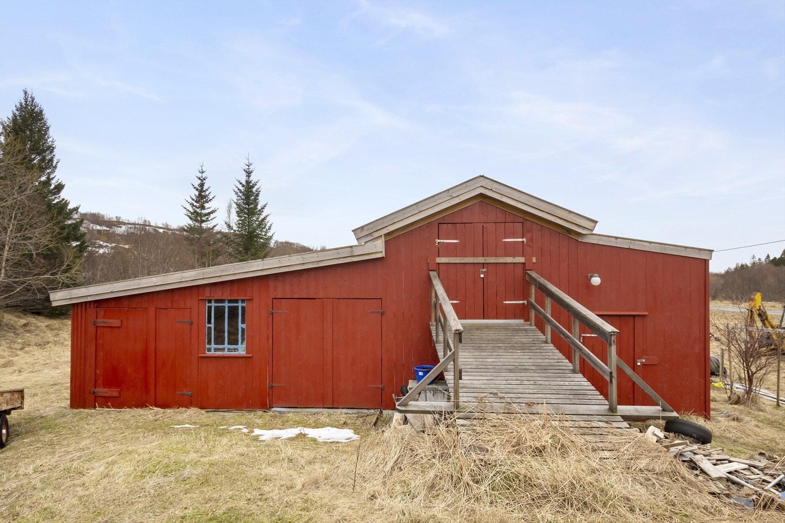 Det er flere kjekke porter som fører inn i låvebygningen. Inne i låven er det ulike høydenivåer, og det er derfor laget låvebru på utsiden Galleribilde