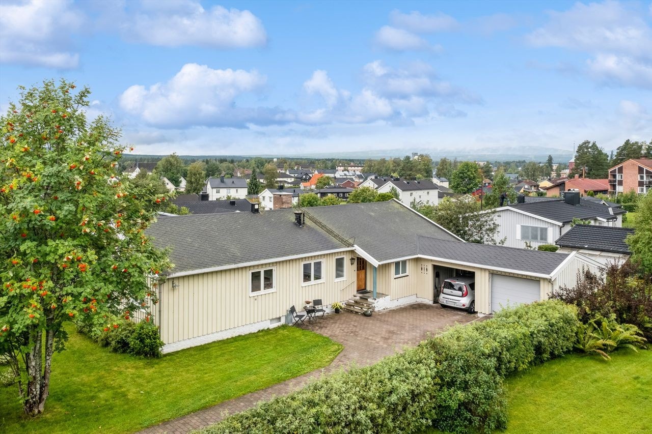 Enebolig med sentral beliggenhet i et veletablert boligområde nederst i Fjeldsetlia. Flott utsikt. Trapp ved inngangsdør er utbedret etter foto. Galleribilde