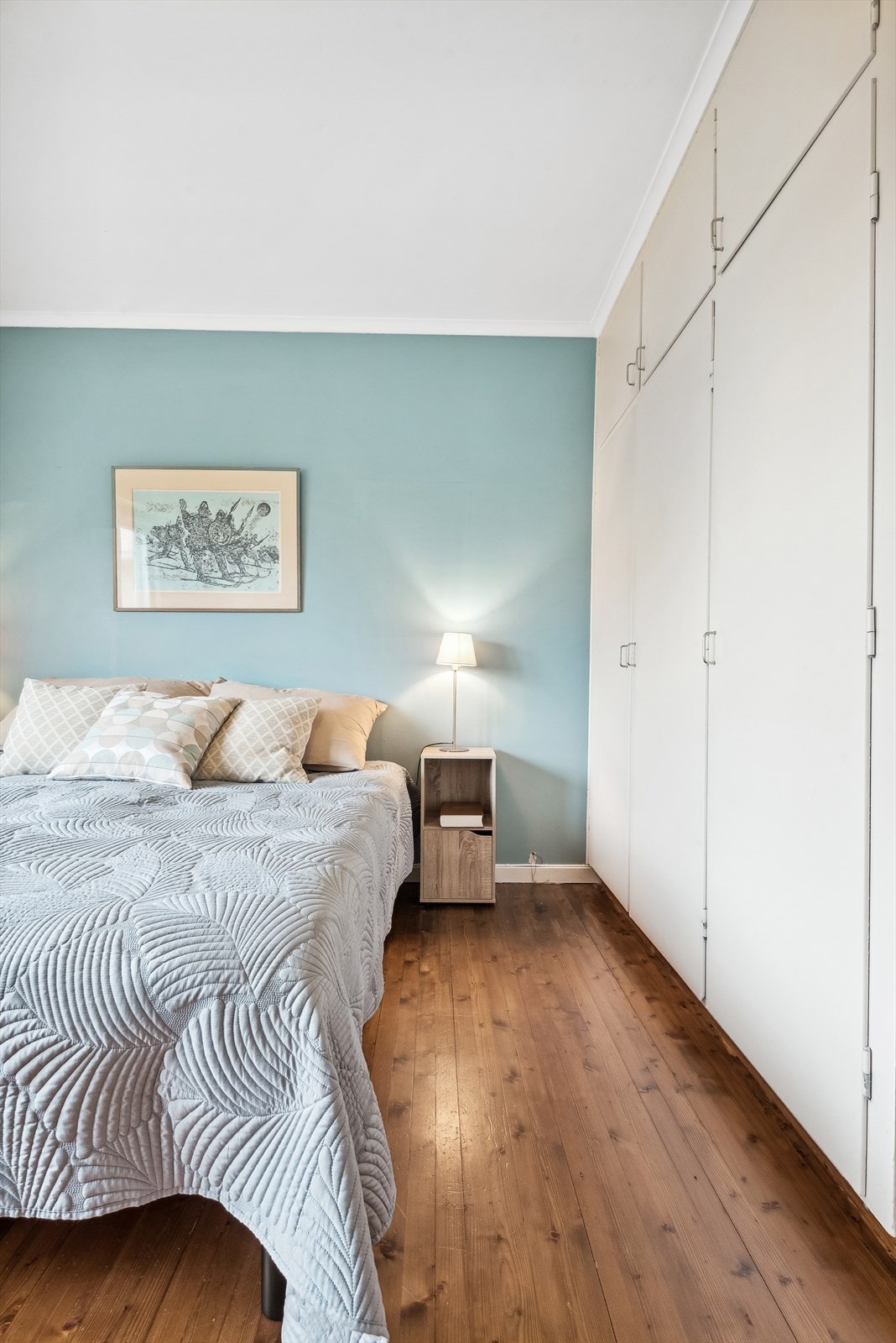 Rikelig med plassbygd garderobeskap fra gulv til tak. Galleribilde