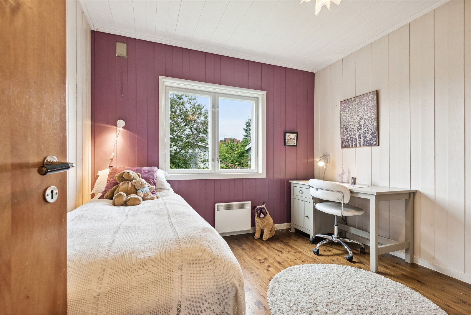 Soverom med heltre gulv og malt panel på vegger og i himling. Galleribilde