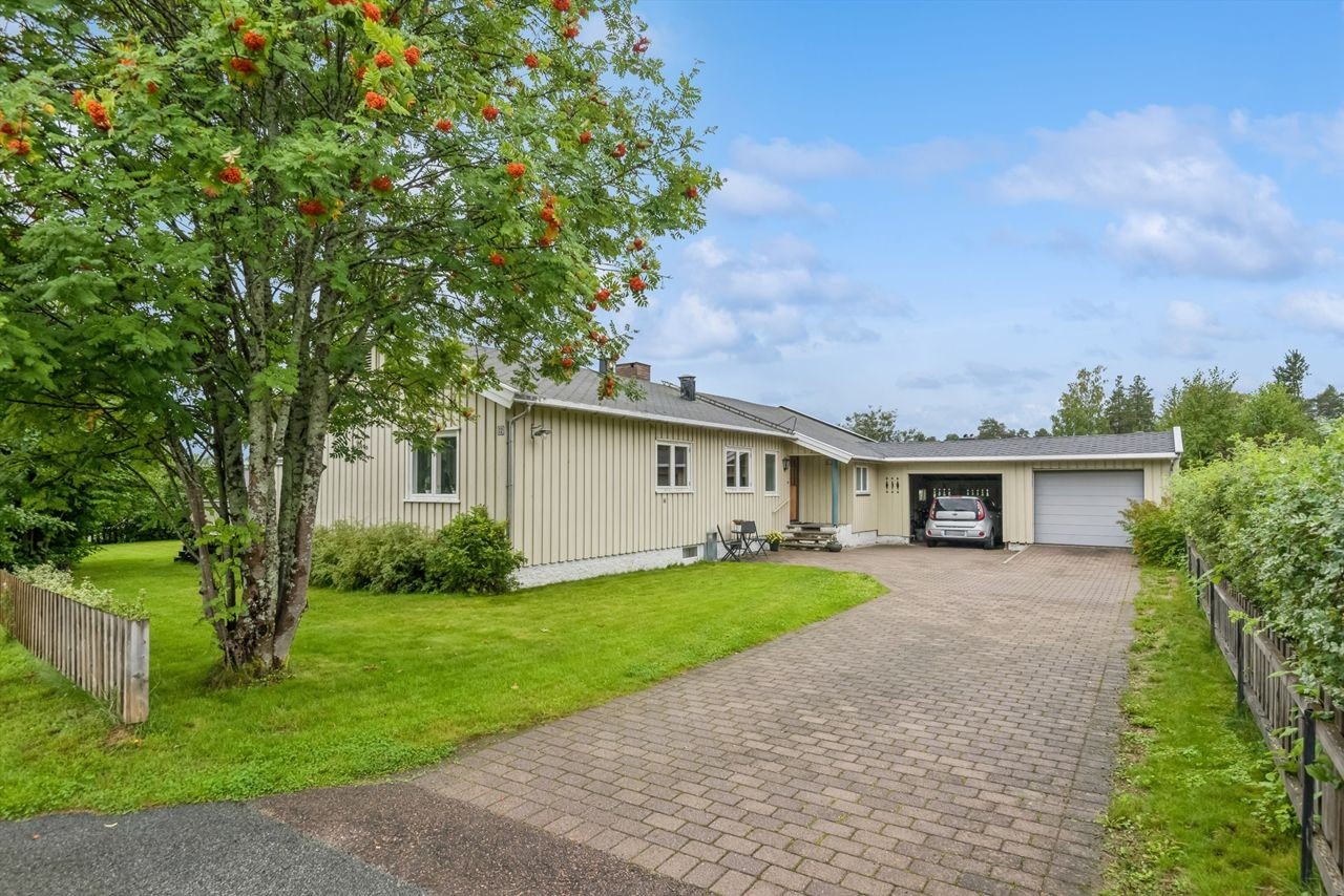 Innkjøringen og gårdsplassen er steinbelagt. Galleribilde