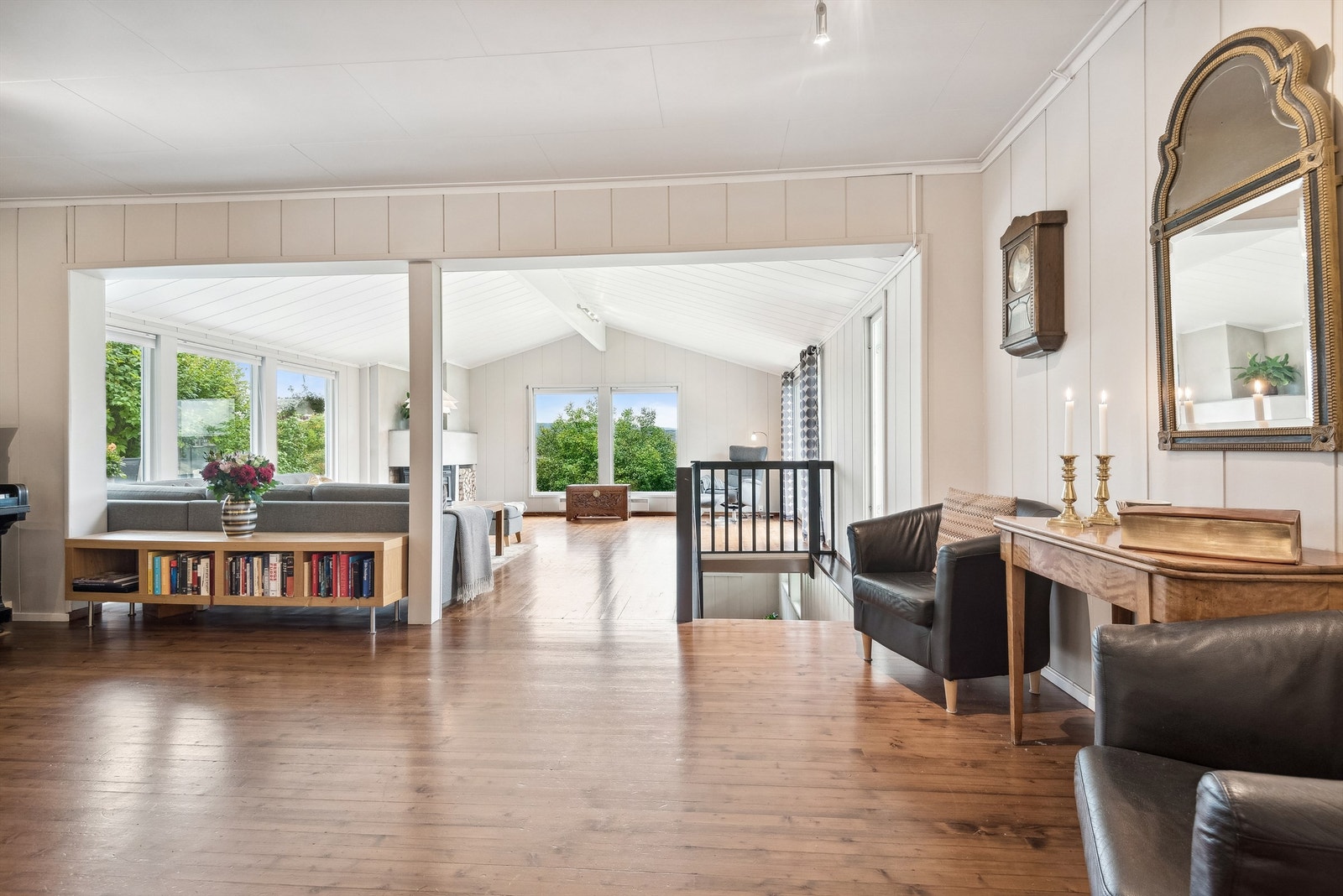 God plass for møblering i stuen. Trapp til kjellerstue. Galleribilde