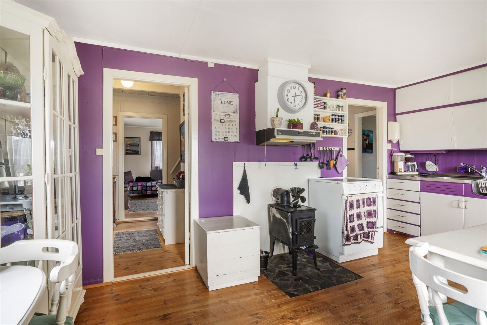 Kjøkkenet har innredning med glatte fronter og laminat benkeplate. Galleribilde