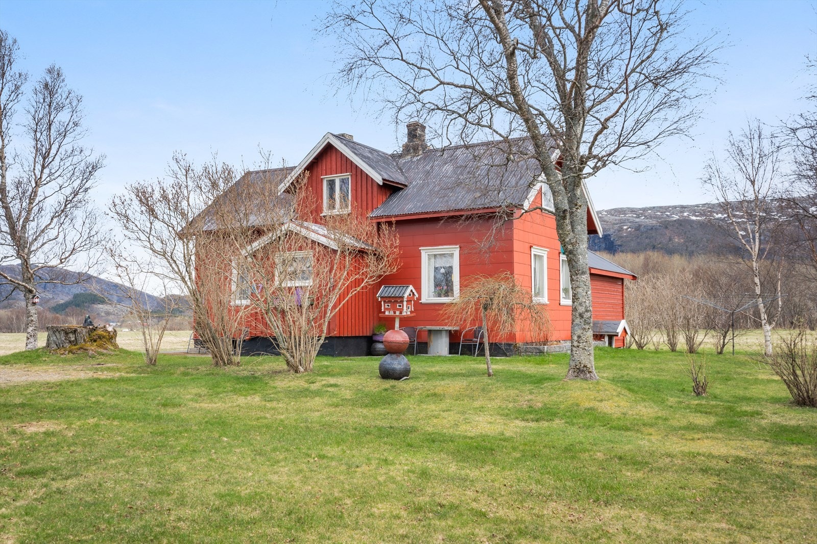 Eiendommen ligger ca. 2,5 km sør for Vik som er kommunesenteret i Sømna. Galleribilde