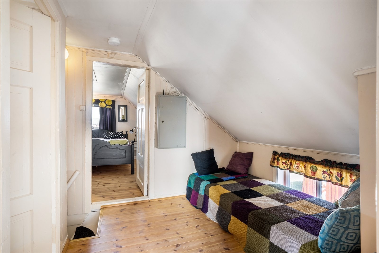 Loftetasjen inneholder gang og 3 soverom. Galleribilde