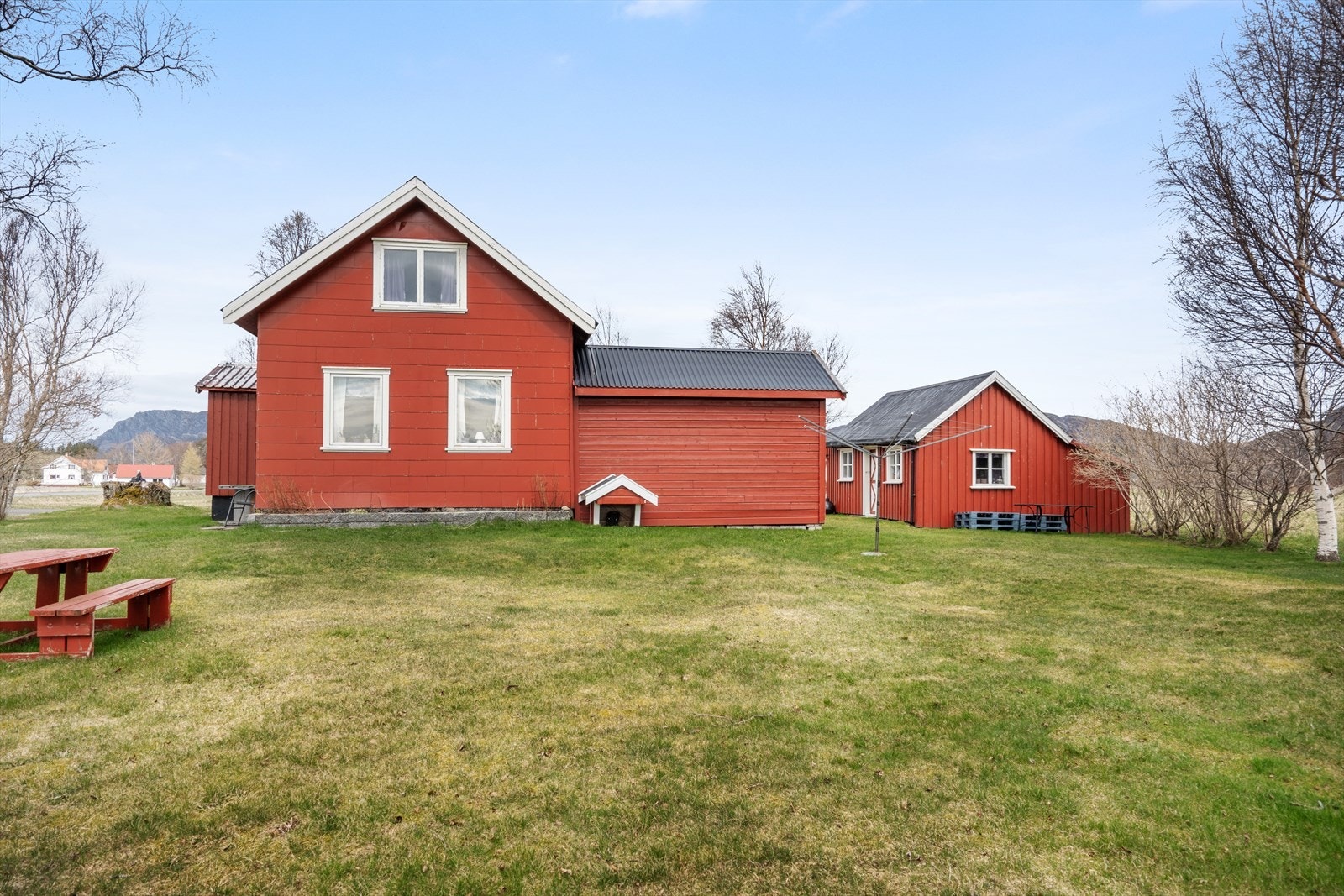 Solrikt område, kort vei til rekreasjonsområder som utmark/tur-terreng. Galleribilde