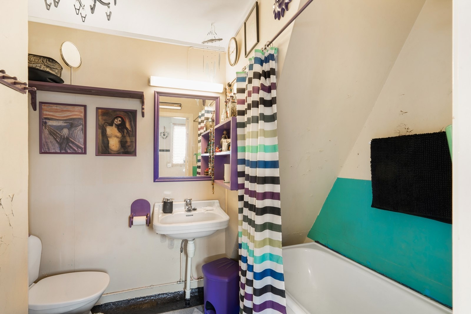 Badet er av eldre opprinnelse. Støpt malt gulv, støpejernsluk. Malte plater på vegg, et toalett, en vask og et badekar. Galleribilde