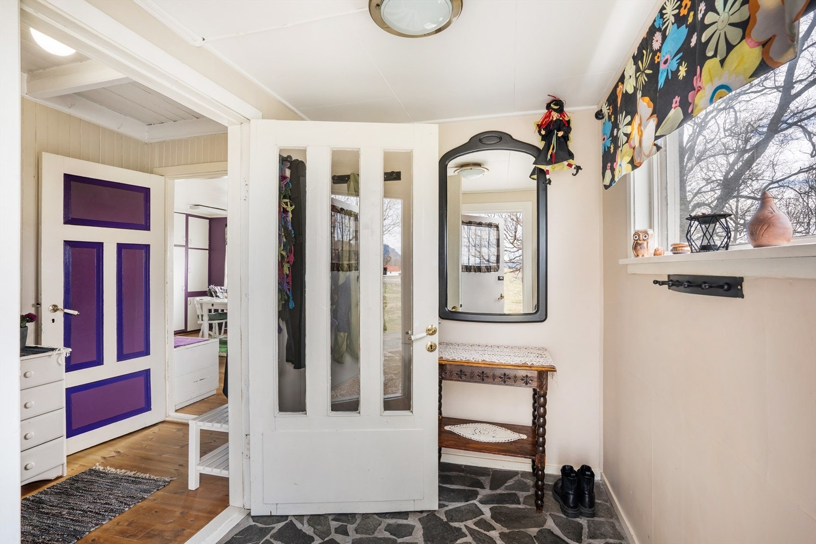 Velkommen inn i en fargerik bolig! 1.etasjen inneholder vindfang, 2 ganger, stue, kjøkken, bad, vaskerom og 1 soverom. Galleribilde