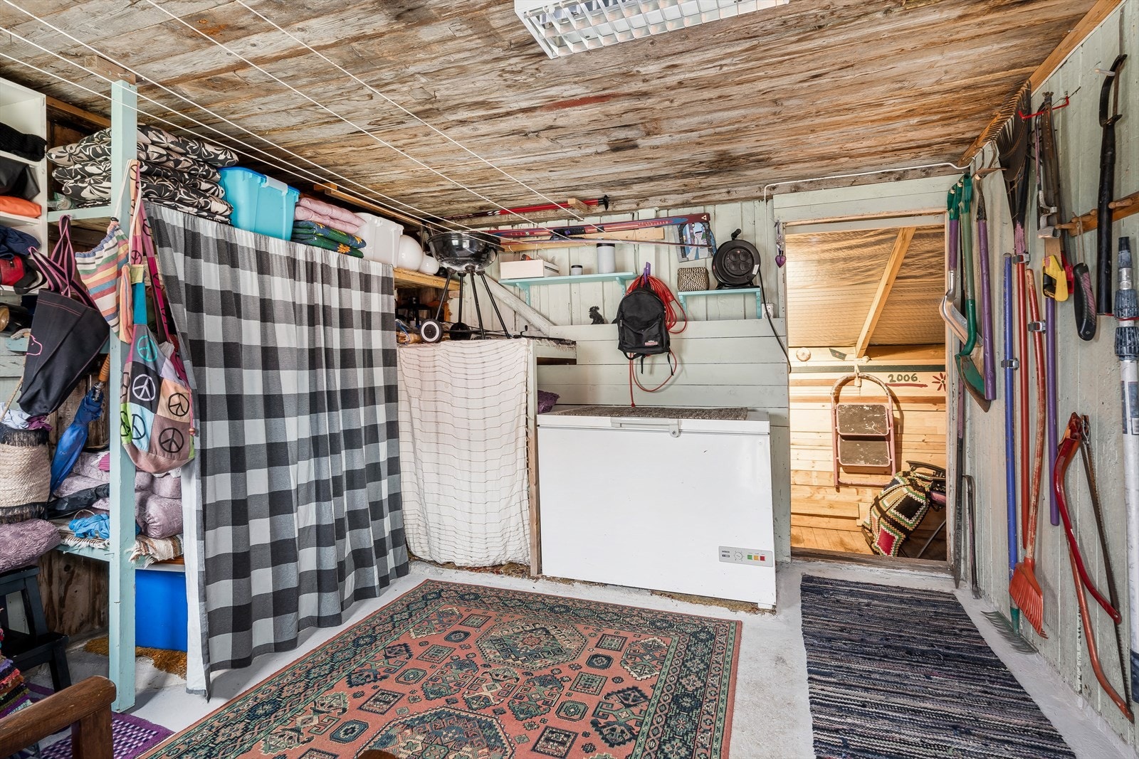 Bygget er funksjonelt til formålet, trenger løpende vedlikehold og stedvis renovering. Galleribilde