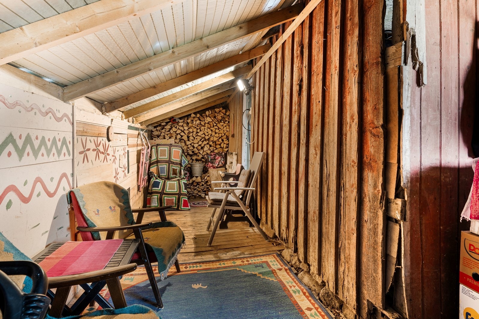 Tregulv og jordgulv på uthuset. Galleribilde