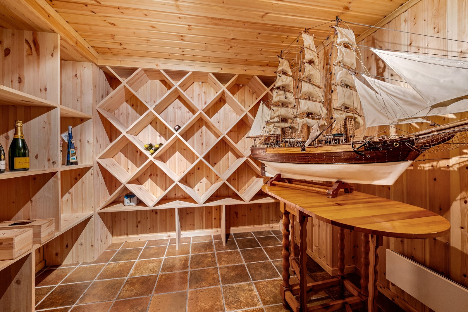 Vinrom kjelleretasje Galleribilde