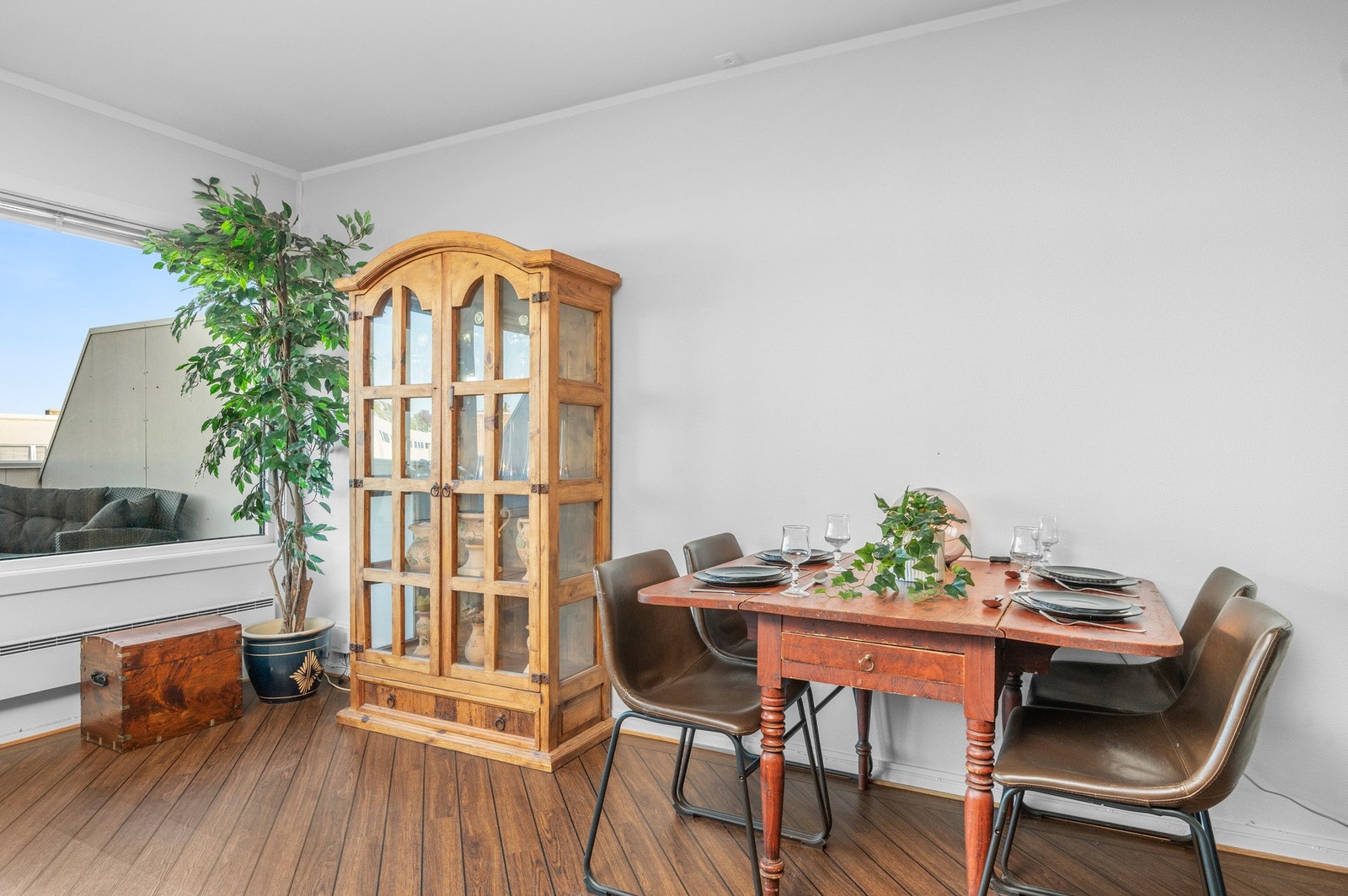 Stuen er romslig og har god plass til spisemøblement. Galleribilde