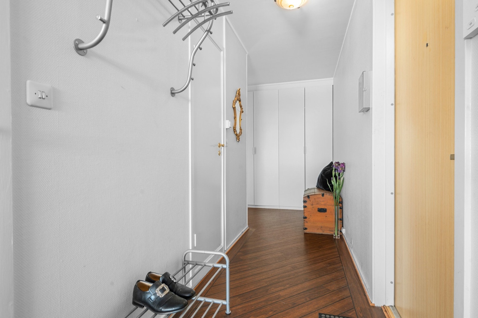 Romslig entré med rikelig skapplass. Galleribilde