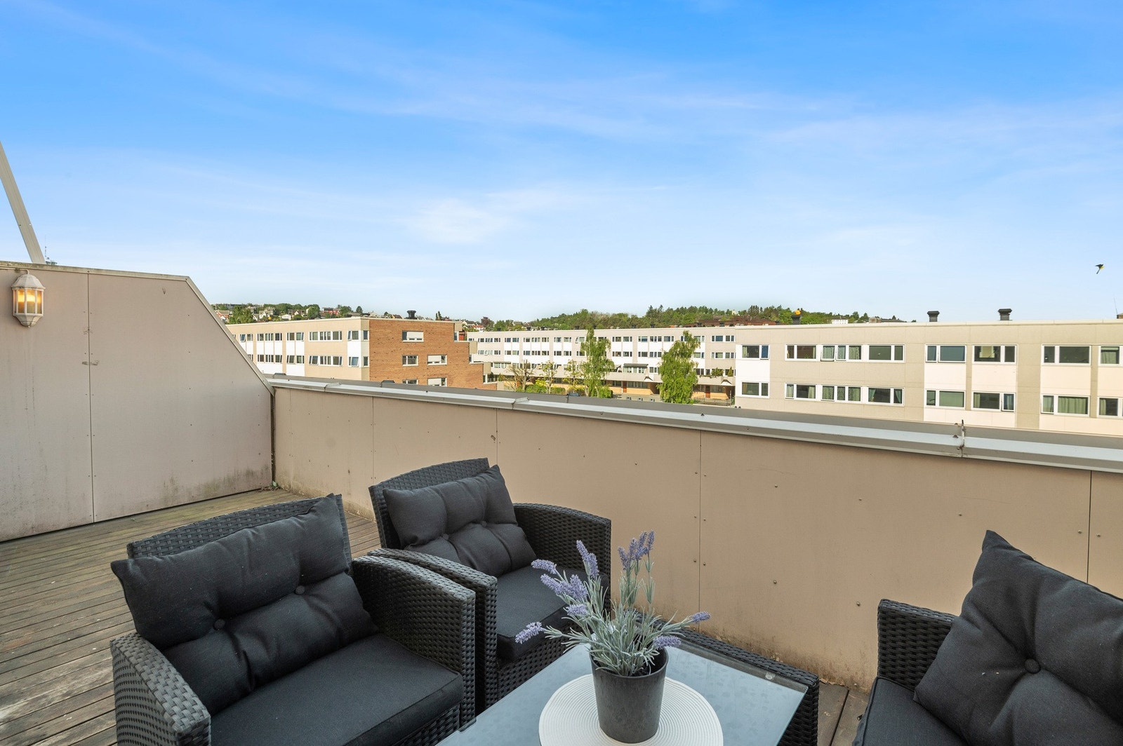 Romslig terrasse med god plass til hagemøbler. Galleribilde