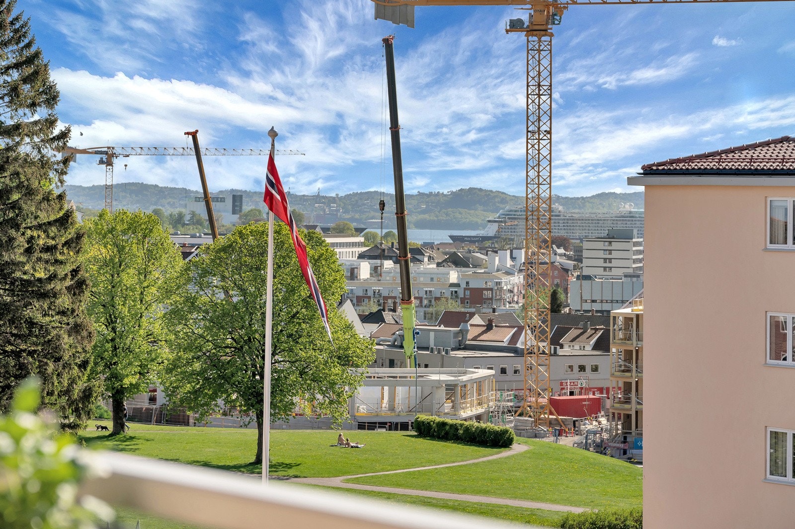 Utiskt mot Vabua og Kvadraturen. Galleribilde