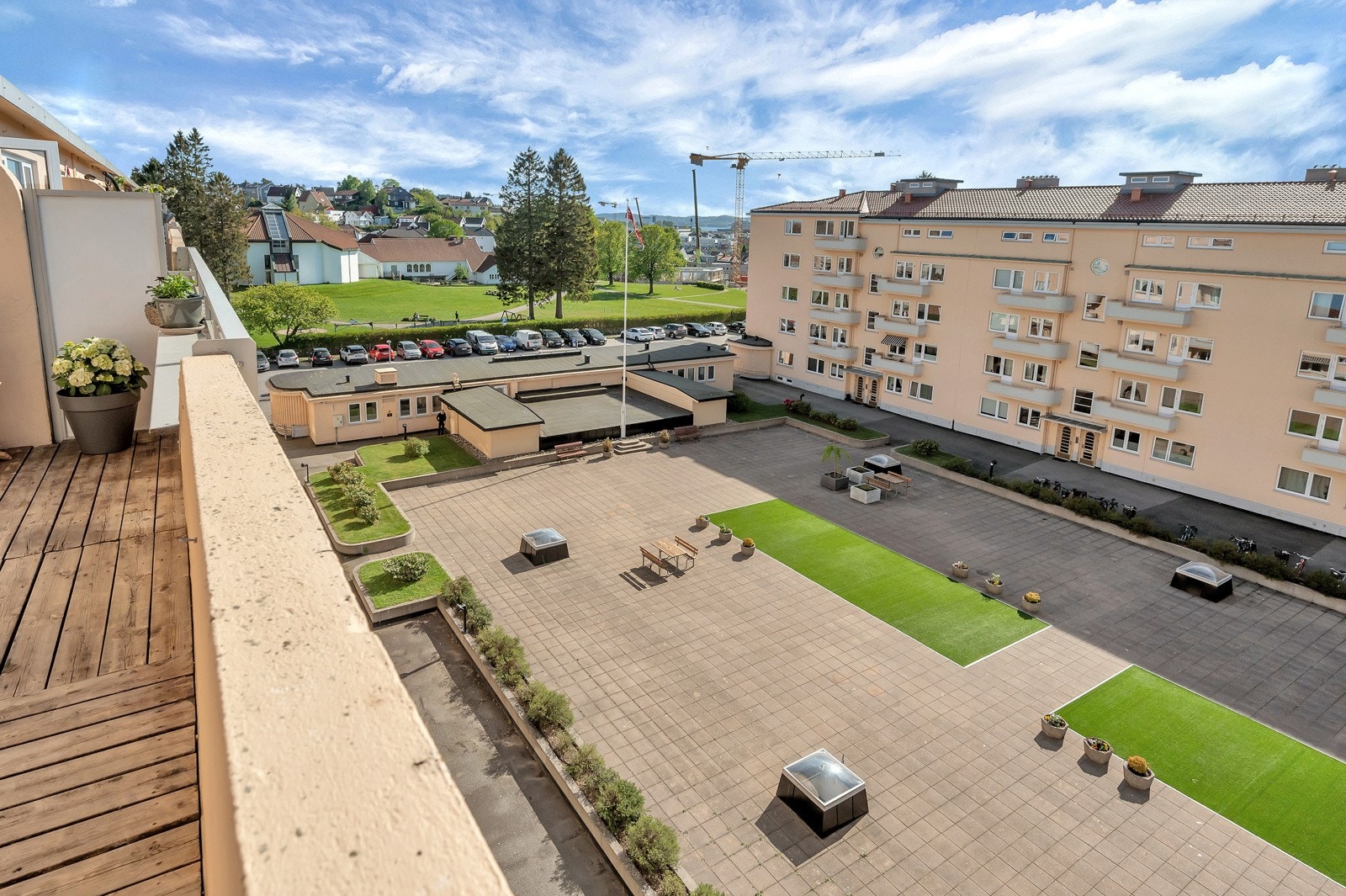 Meget pen utsikt mot eiendommens flotte fellesareal. Galleribilde