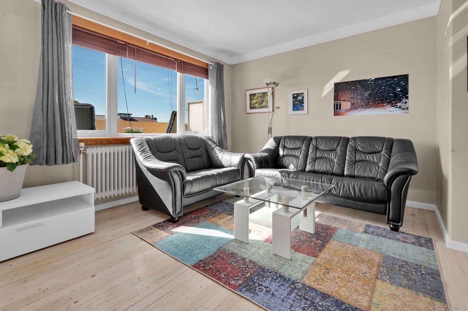 Hyggelig sofakrok. Leilighten varmes opp av radiator. Galleribilde