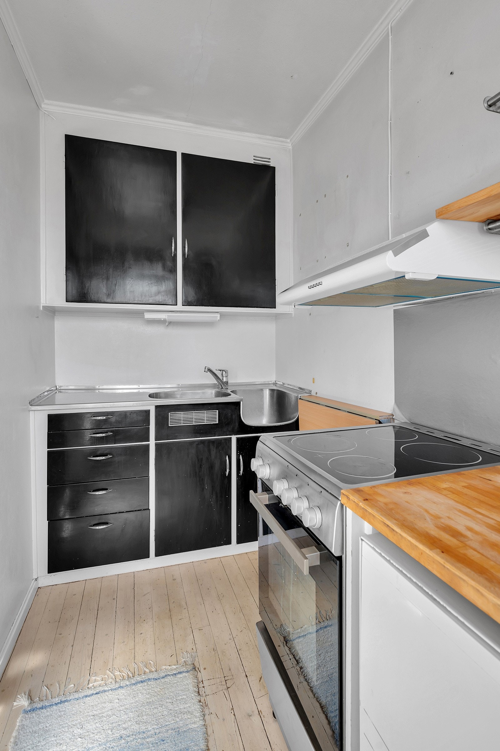 Praktisk kjøkken med moderniseringsbehov. Galleribilde