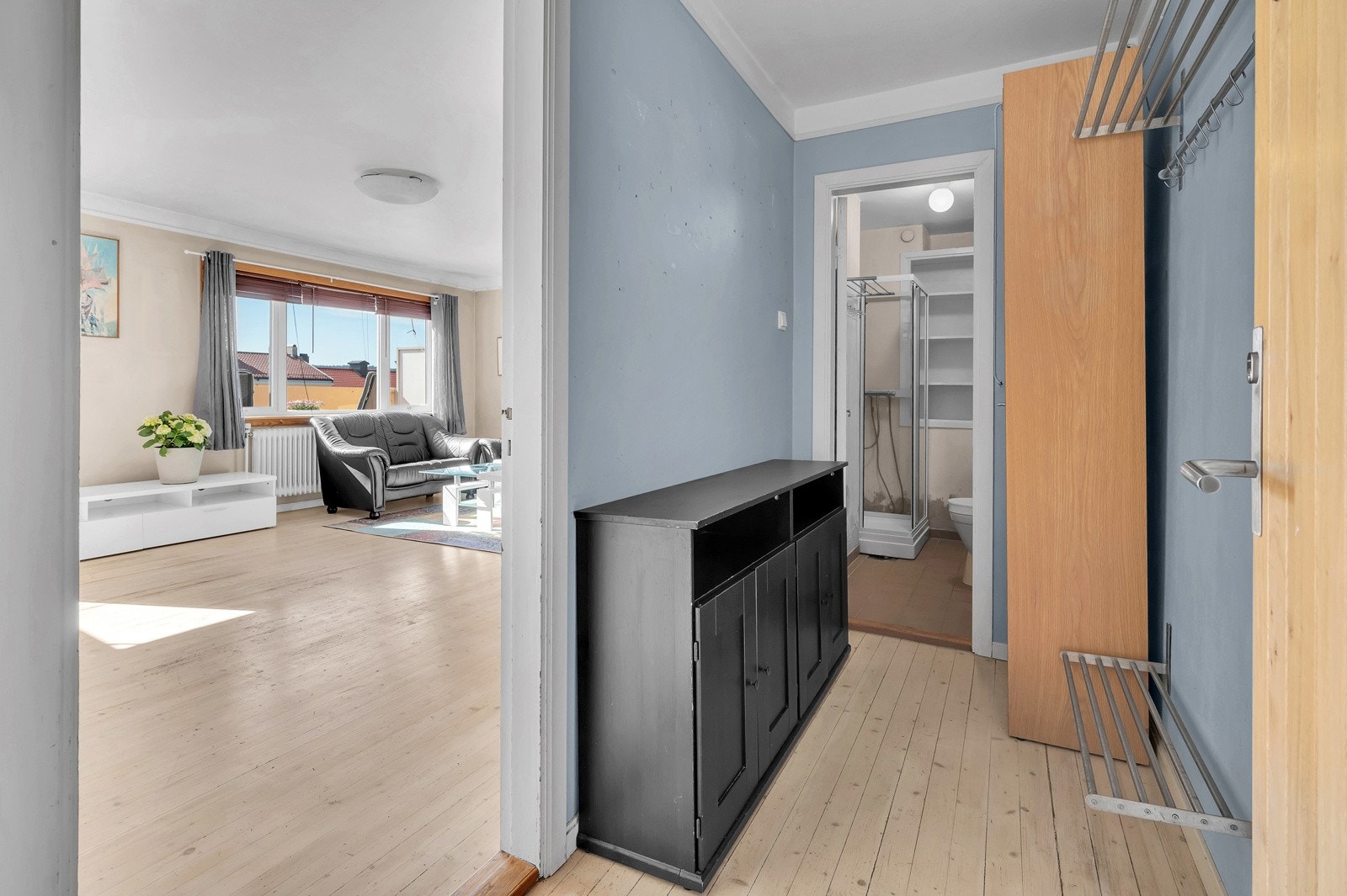 Romslig inngangsparti med god plass til yttertøy og sko. Galleribilde