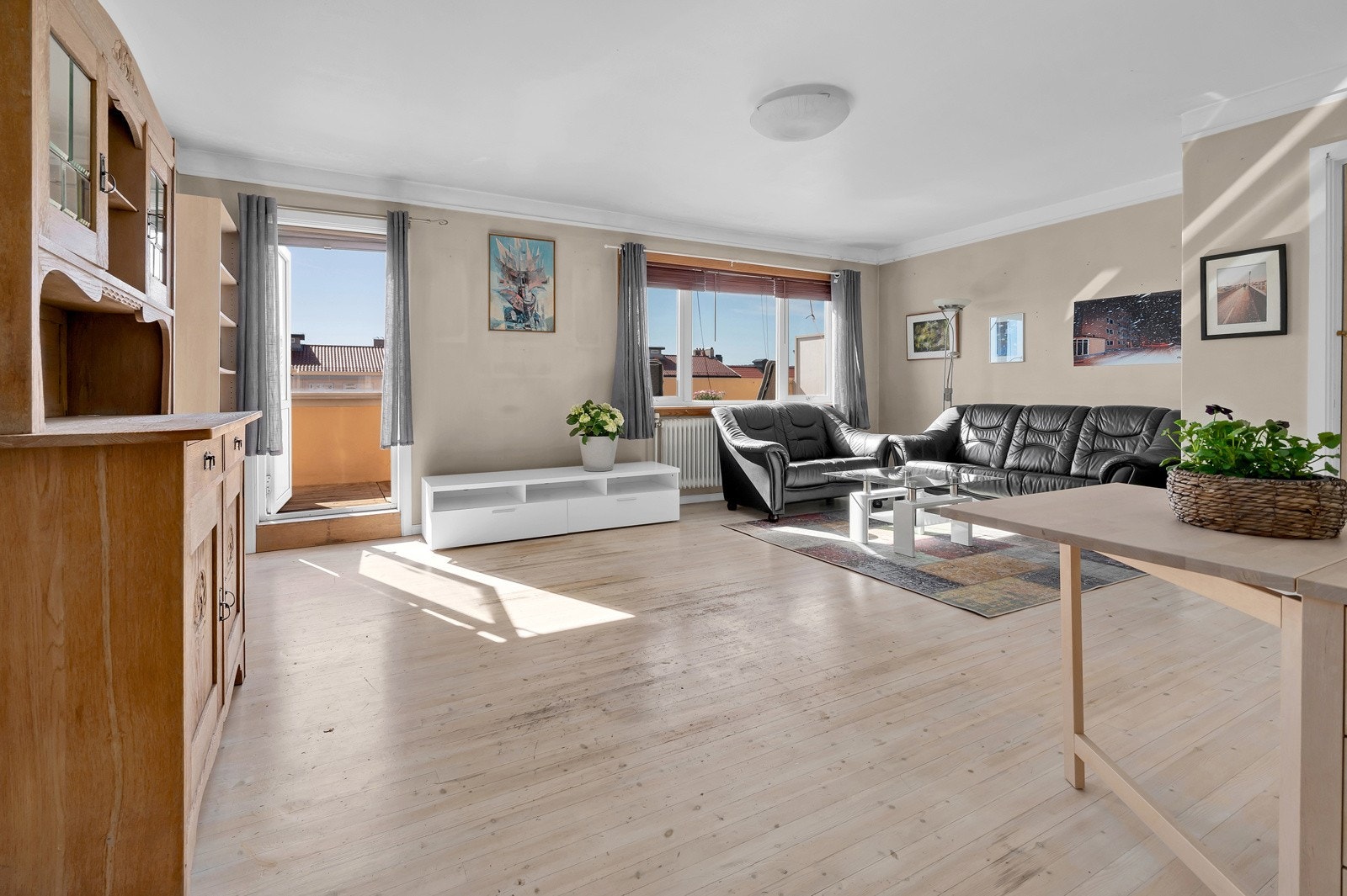 Fra entrèen møter vi ei romslig stue med utgang til balkong. Galleribilde