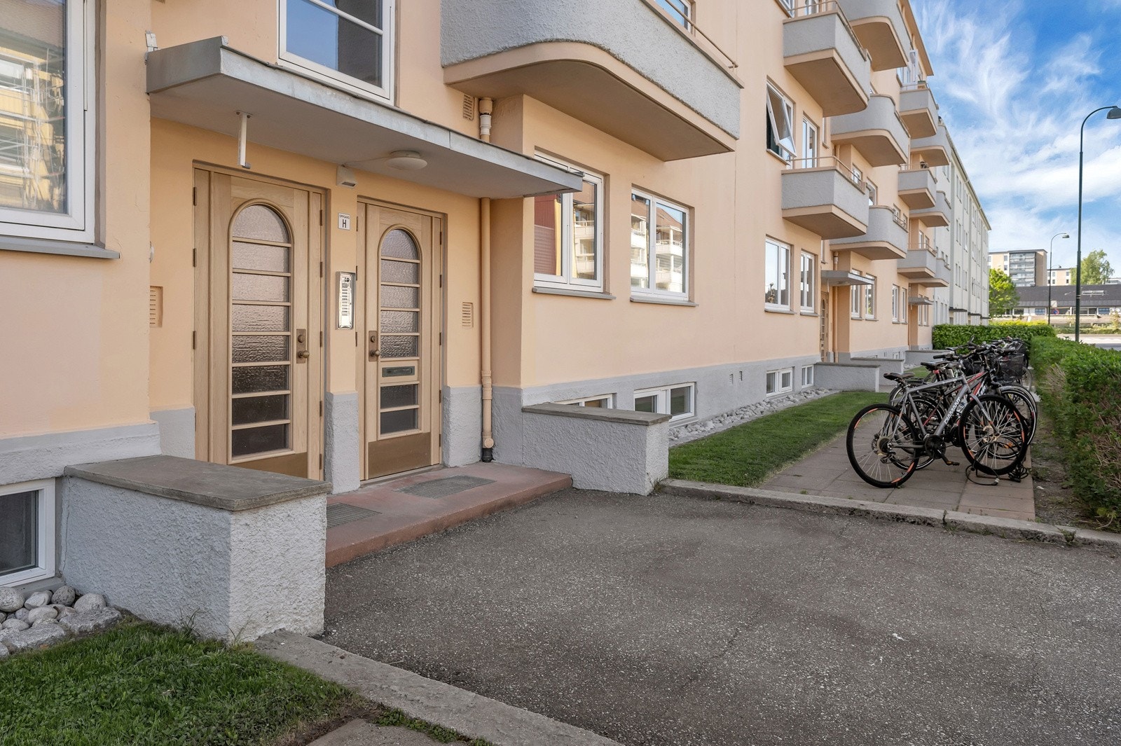 Inngang i oppgang H. Rett i nærheten er det fri gateparkering. Galleribilde