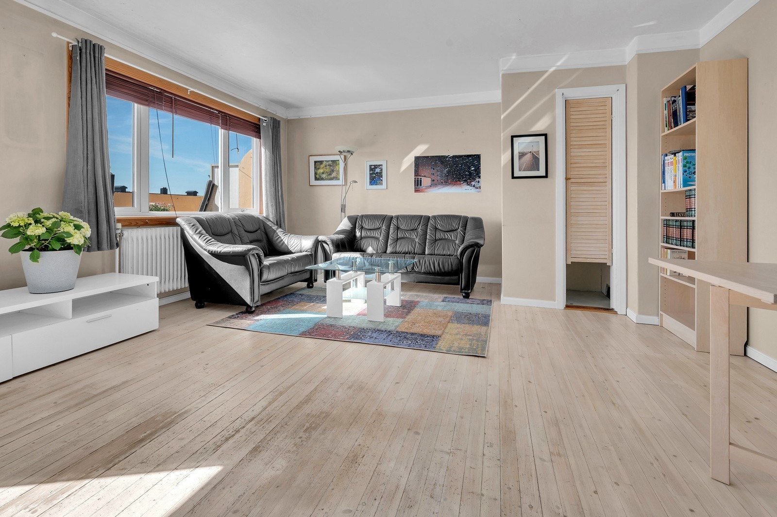 Det er i stuen tilgang til praktisk kott. Galleribilde