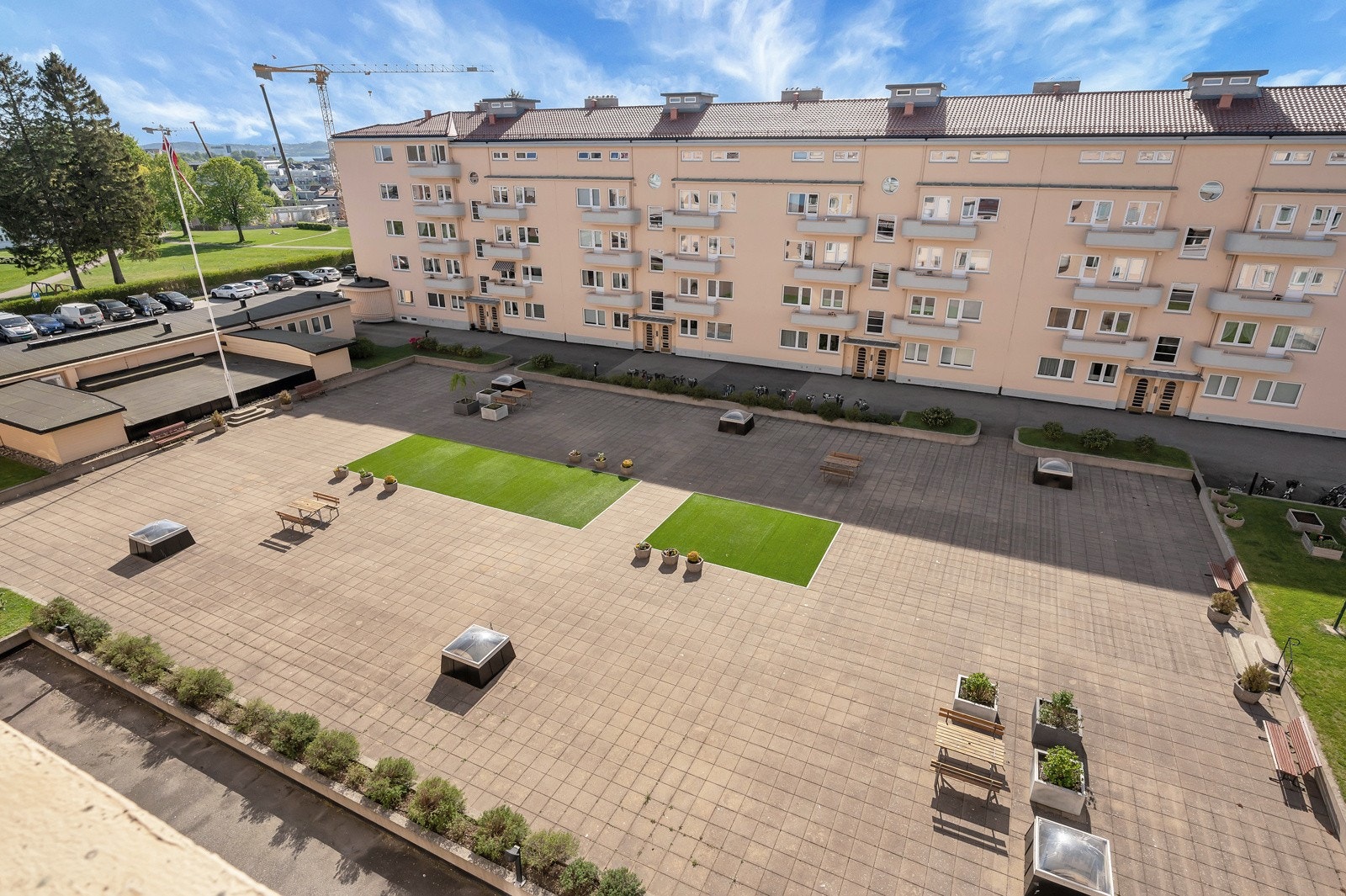 Hyggelig indre gårdsrom med fellesarealer. Galleribilde