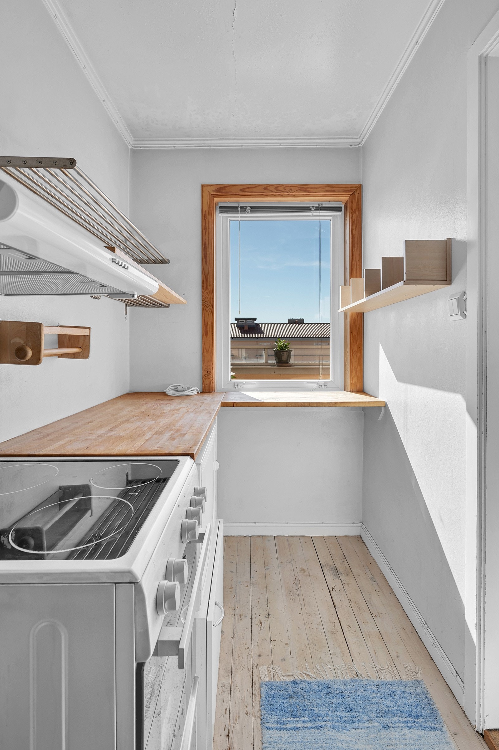 Godt med benkeplass og god utsikt fra kjøkkenvindu. Galleribilde