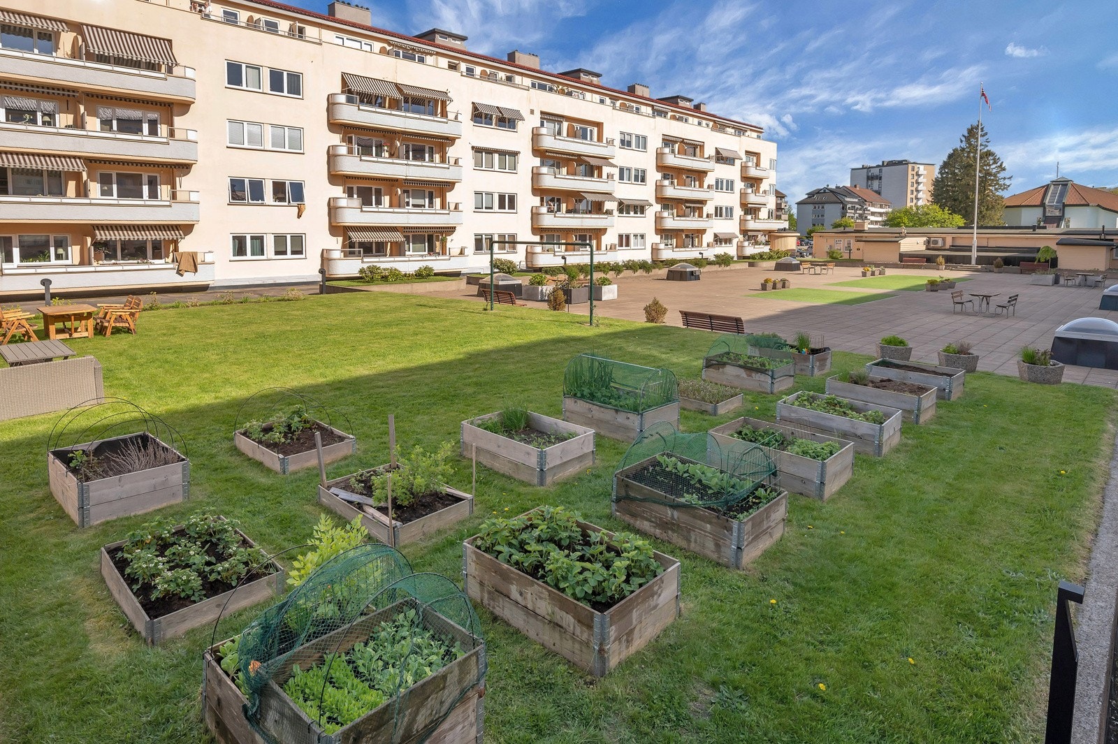 Sett mot leilighetens fasade i indre gårdsrom. Galleribilde