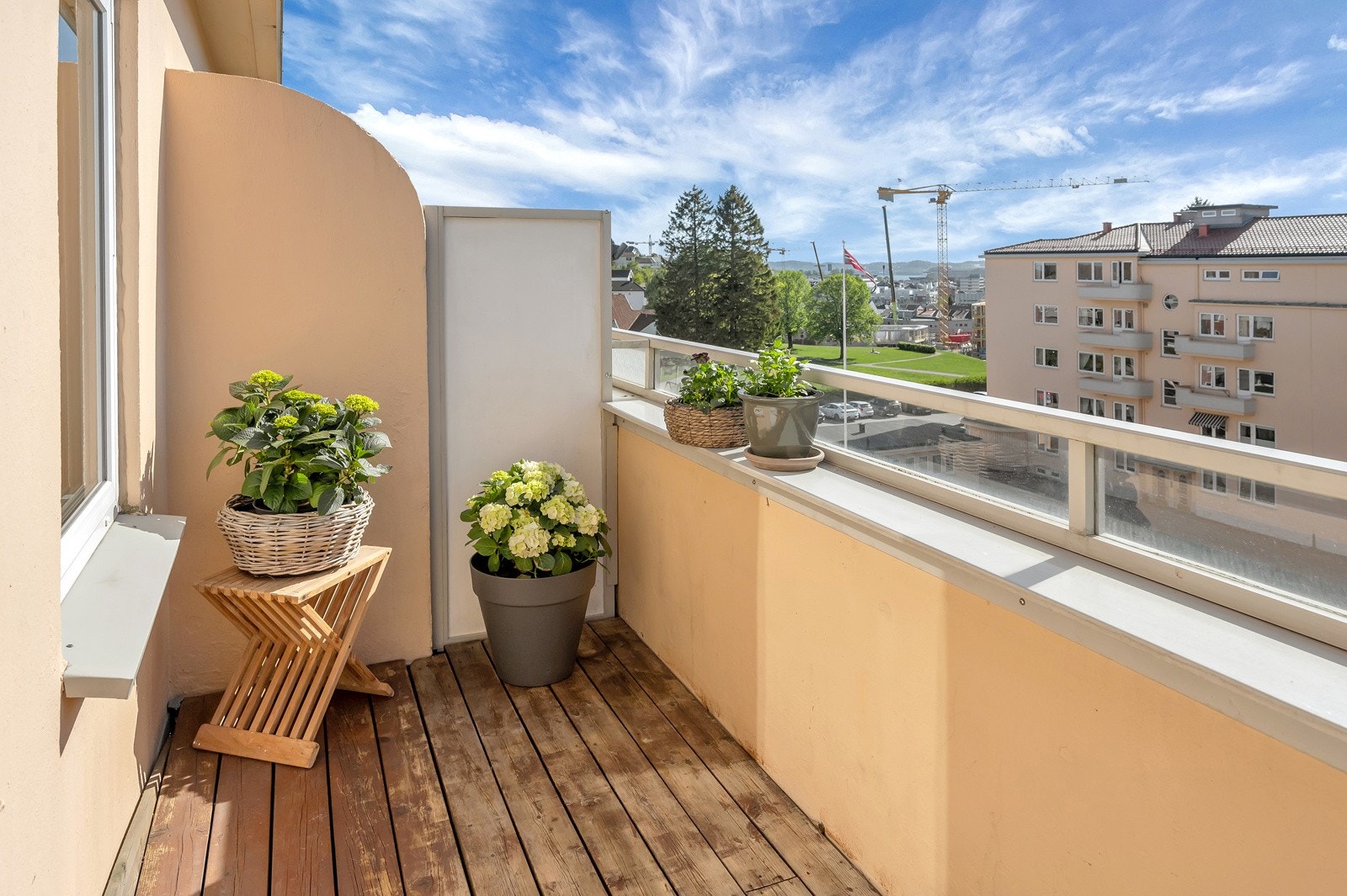 Leilighetens indrefilet er denne deilige og solrike balkongen. Galleribilde