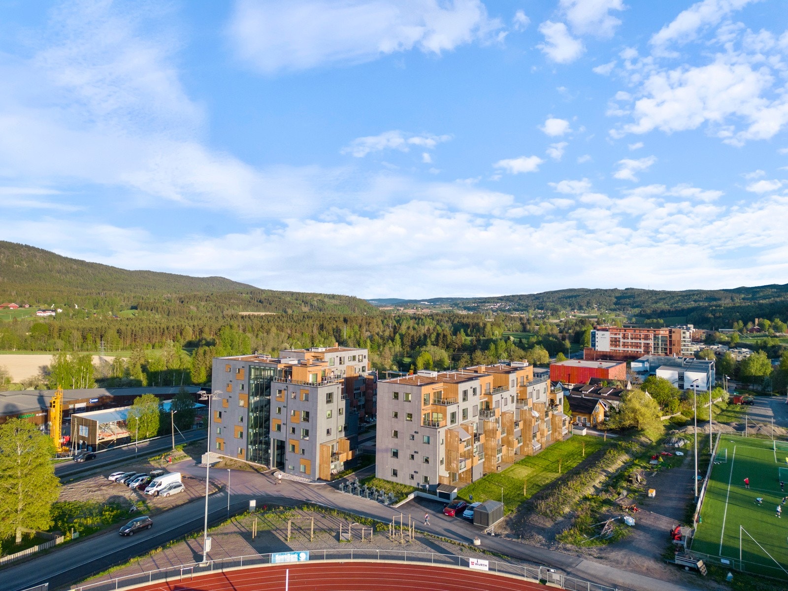 Velkommen til den ultimate perlen i 4. etasje som oser av eleganse. Med en førsteklasses beliggenhet samt nærhet til det meste nærområdet har å by på. Galleribilde