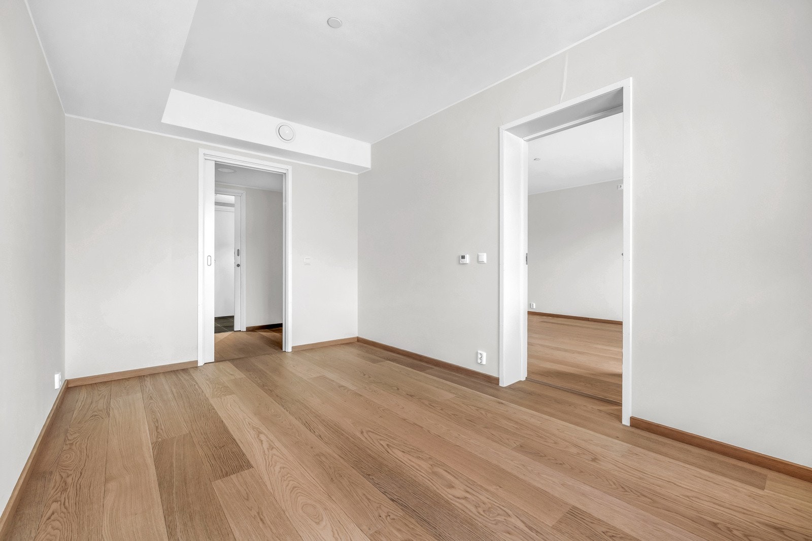 Leiligheten har 3 soverom av god størrelse, hovedsoverommet har egen garderobe samt bad/wc. Galleribilde