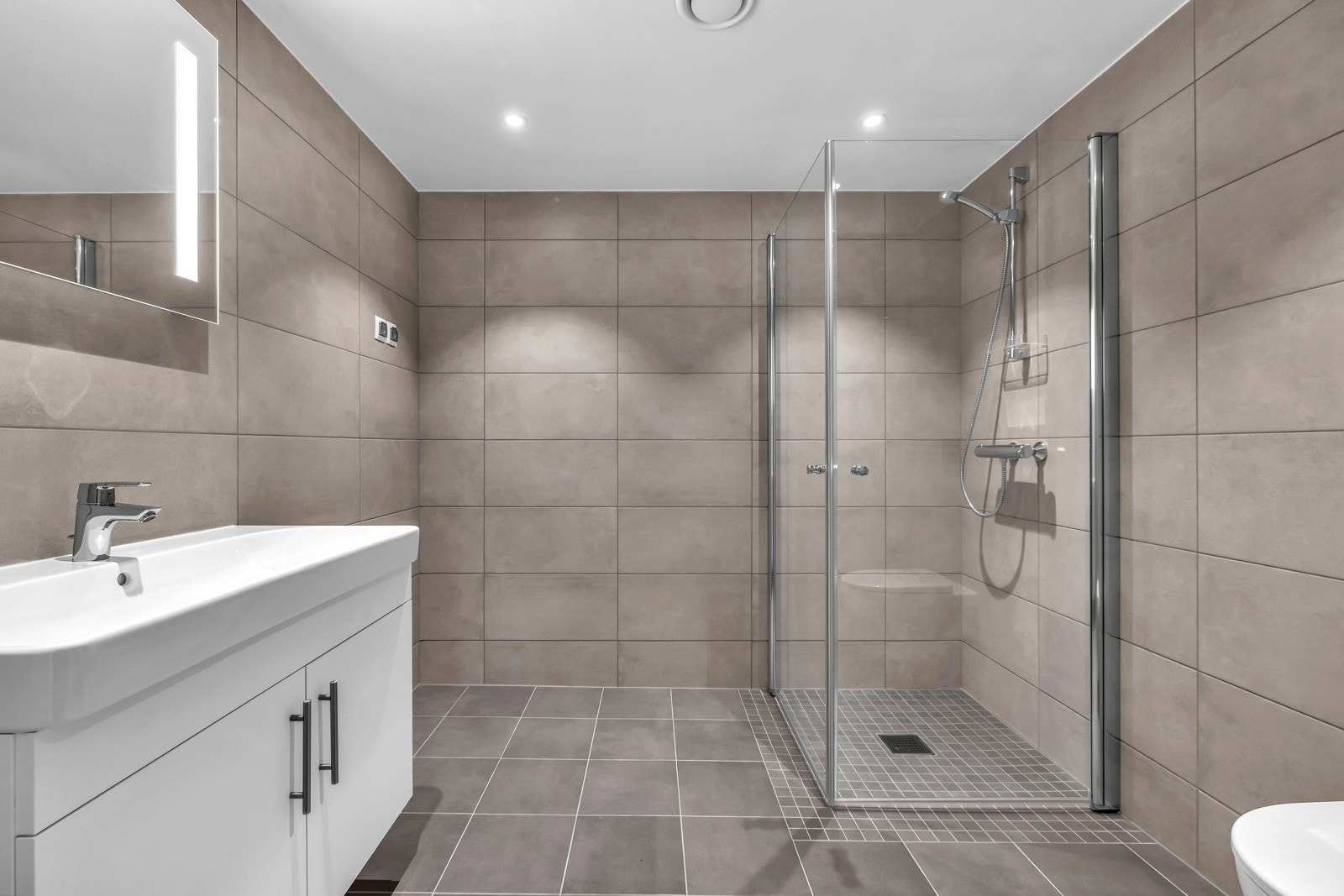 Det er 2 stk bad/wc i leiligheten, dette er badet som ligger i entreen. Galleribilde