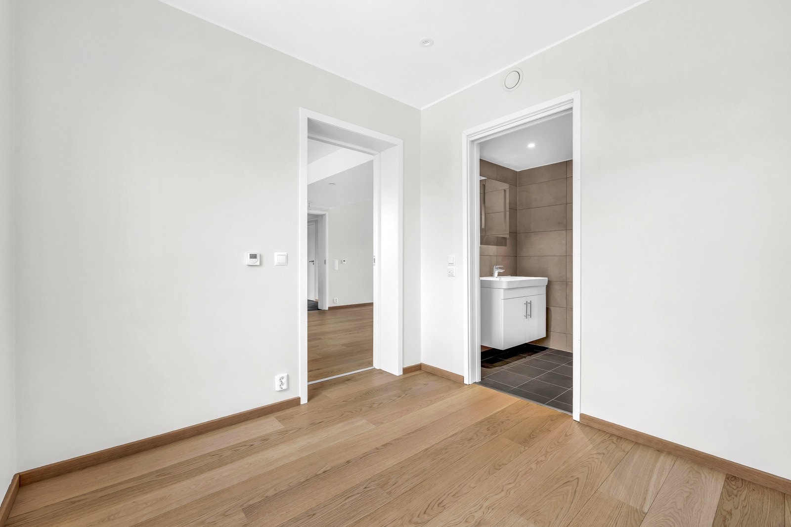 Leiligheten har 3 romslige soverom som tilbyr en privat og avslappende helligdom, hvor komfort og eleganse smelter sammen. Galleribilde