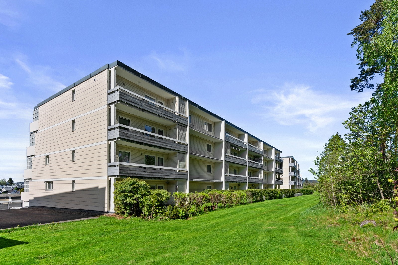 Starveien 14A er beliggende på Lundås/ Østre Høybråten og er et familievennlig nabolag bestående av blokker, rekkehus, tomannsboliger og eneboliger. Galleribilde