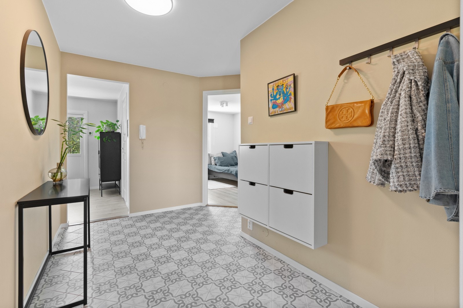 Entrè med mulighet for å sette inn garderobe til yttertøy, skohyller og lignende Galleribilde