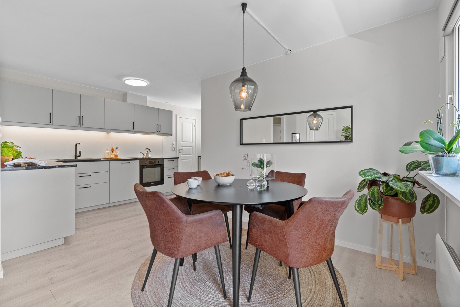 Her kan middagsgjestene underholdes, men man står for matlagingen. Galleribilde