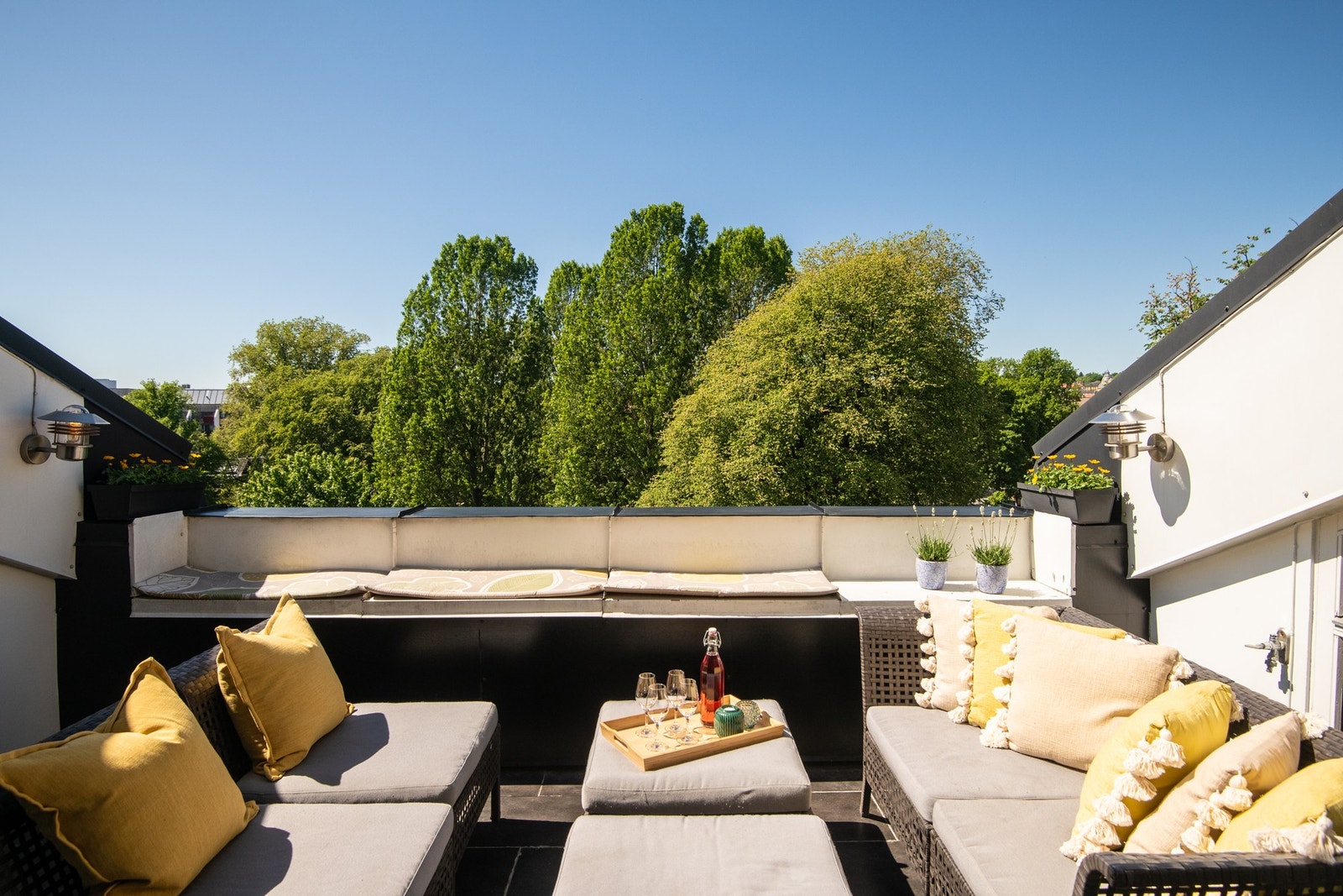 Fra stuen er det utgang til en vestvendt terrasse på hele 11m². Dette er unik mulighet for å få drømmeleiligheten. Galleribilde