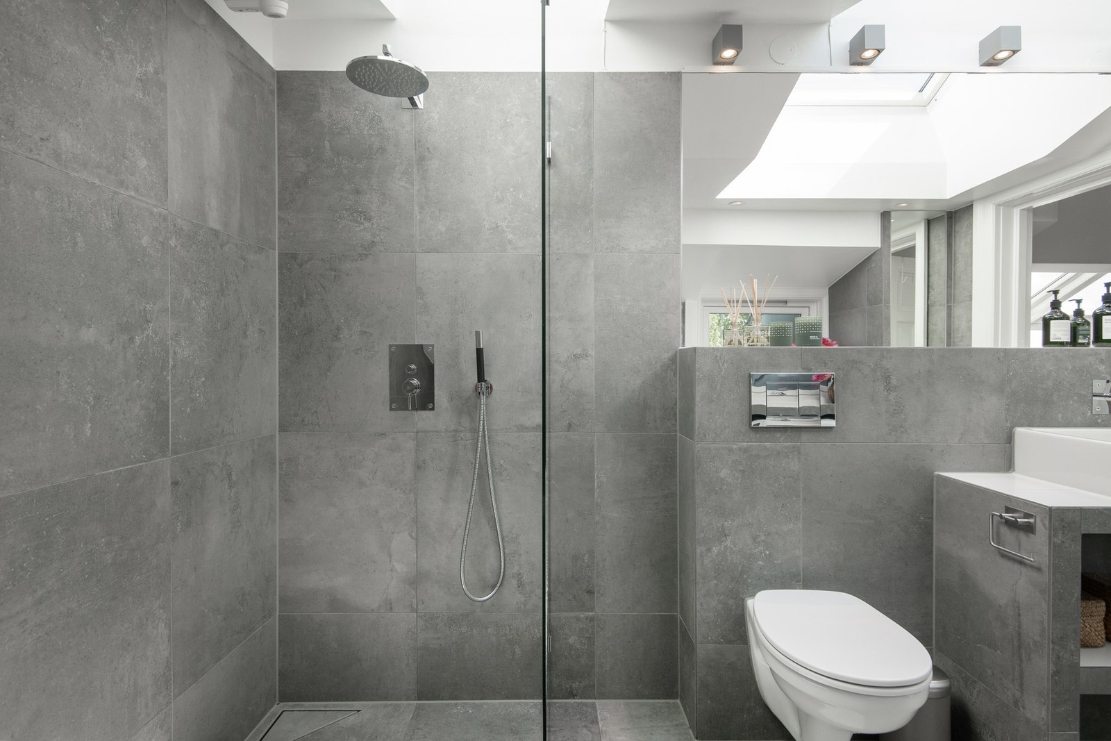 Badet er utstyrt med dusjhjørne med hånddusj og regndusj, badekar og vegghengt toalett. Galleribilde