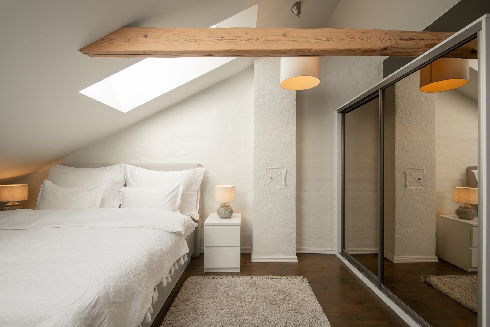 Hovedsoverommet har malte vegger i en behagelig fargevalør og store takvinduer som gir herlige lysforhold til rommet. Galleribilde