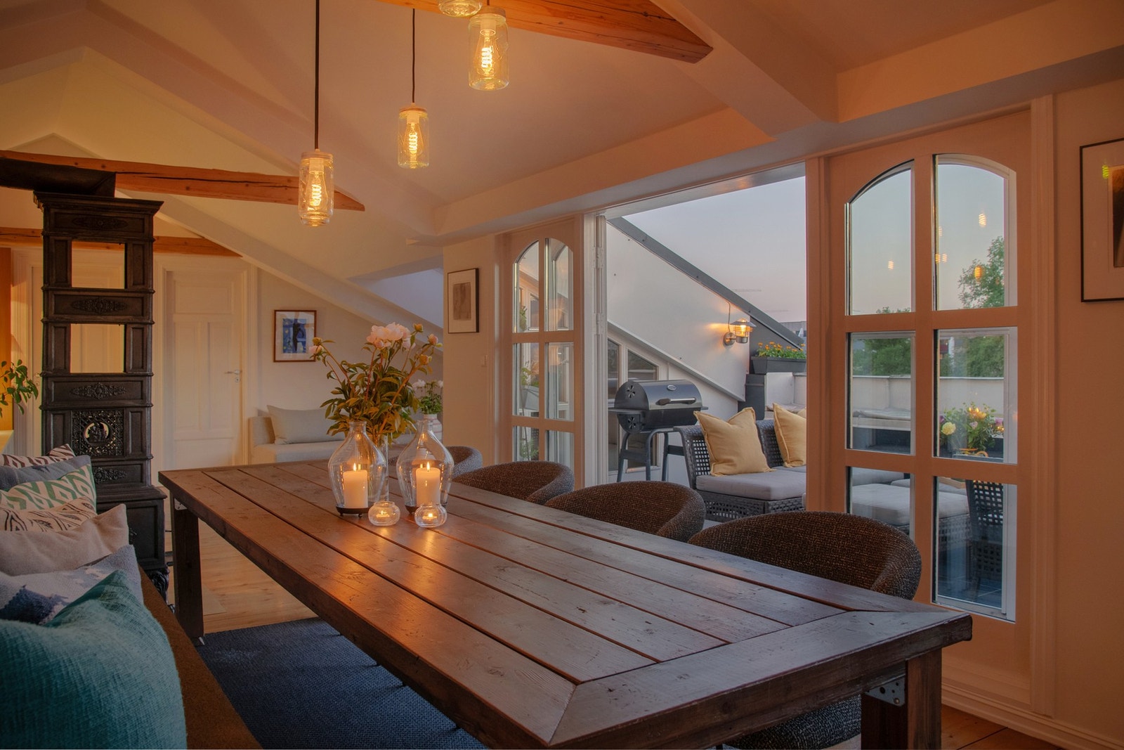 Boligen byr på en lun og koselig atmosfære både på dag- og kveldstid. Galleribilde