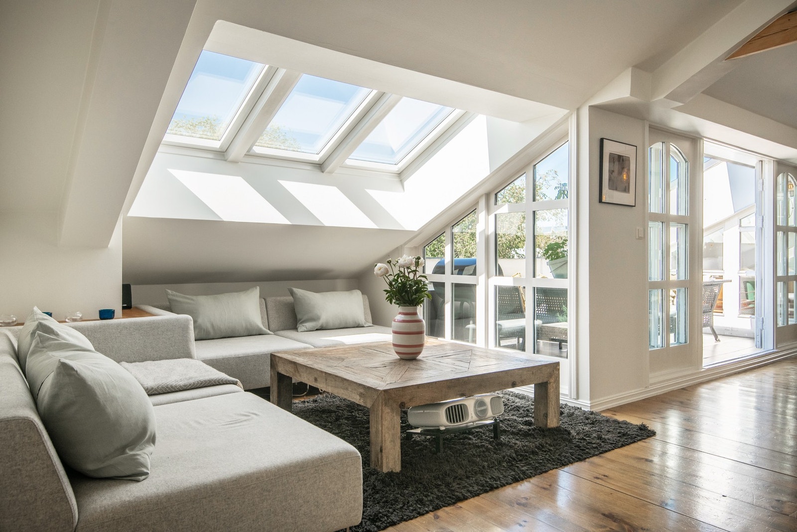 Leiligheten har en åpen og meget lys planløsningen som skaper herlig atmosfære i alle rom. Galleribilde