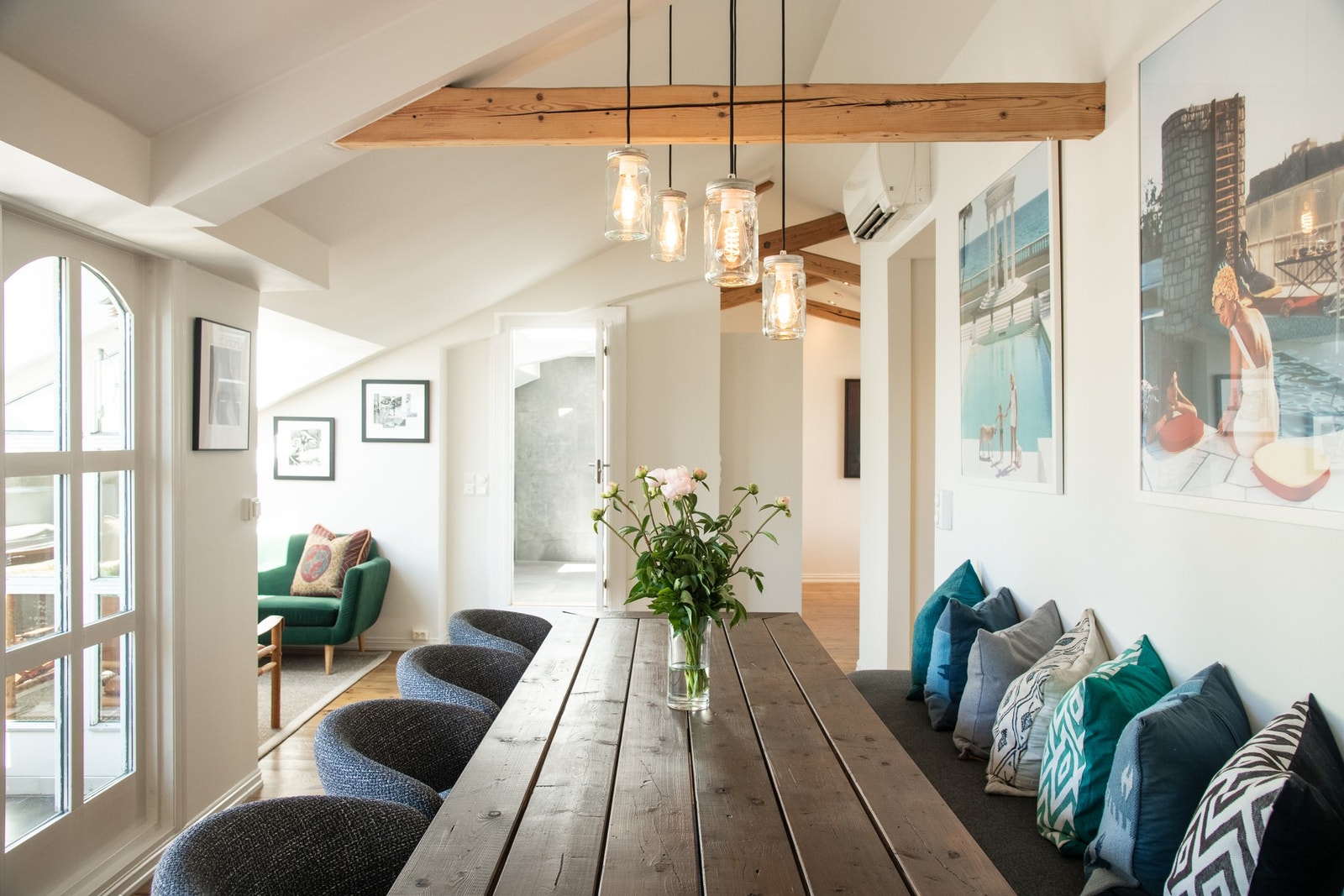 Rommet kan enkelt deles inn i flere soner med både sjeselong og langstrakt spisebord. Galleribilde