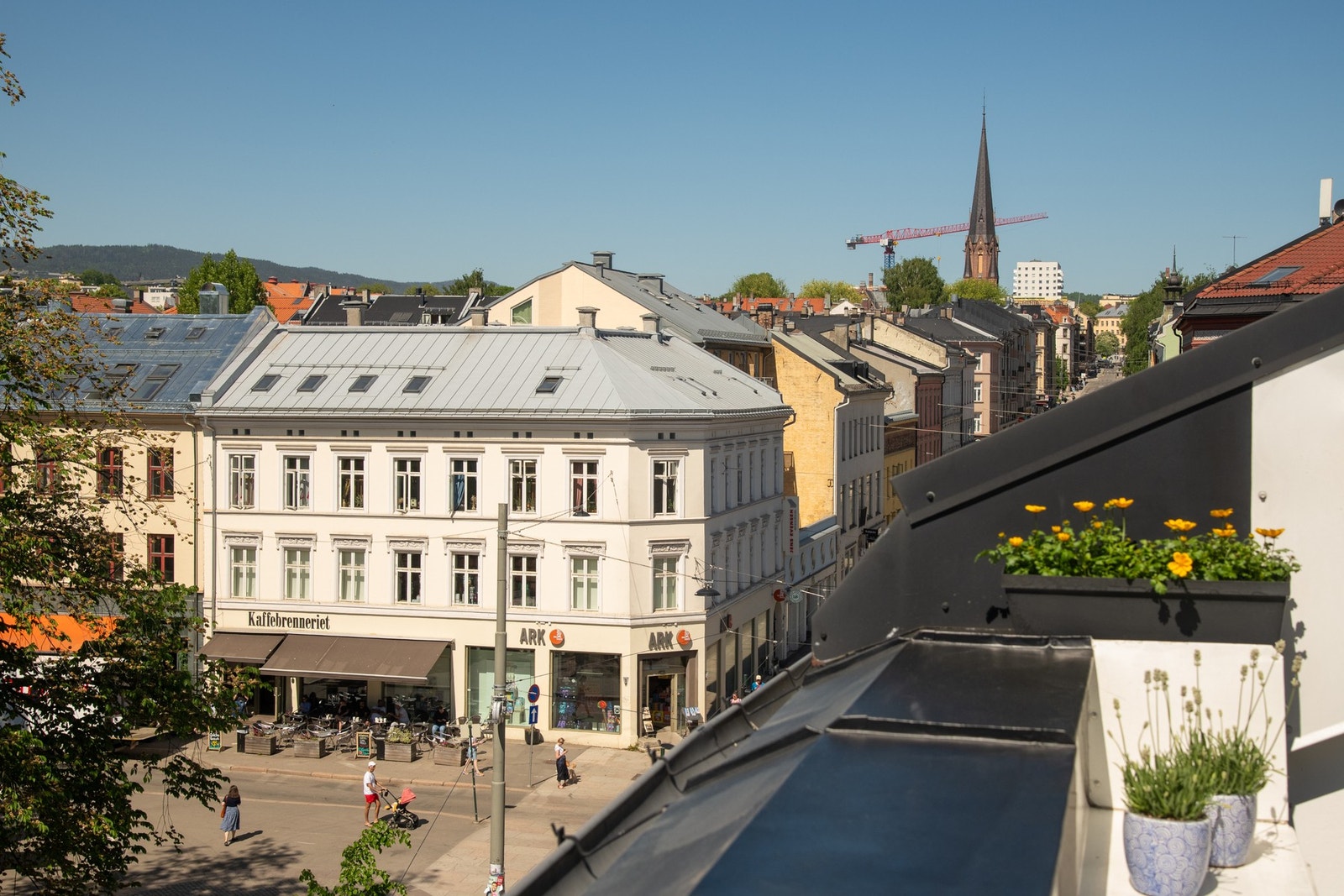 Fint plassert i 5. etasje med vakker utsikt mot Olaf Ryes plass og ypperlige lysforhold. Galleribilde