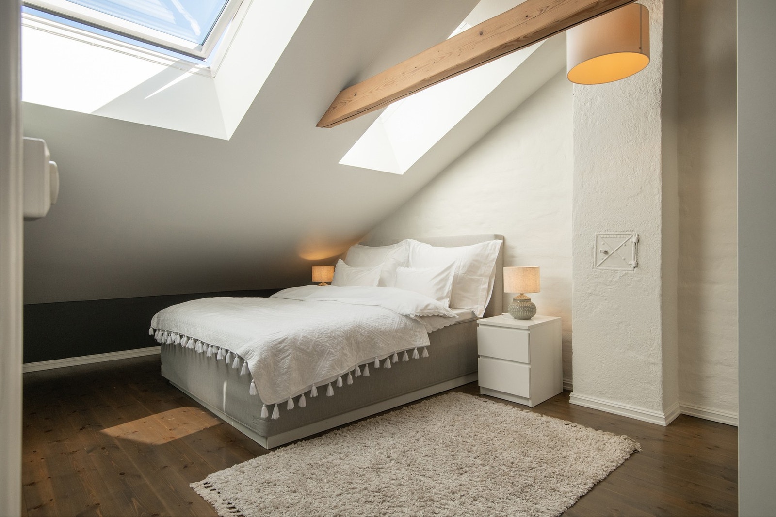 På hovedsoverommet er det plass til dobbeltseng, nattbord og tilhørende skyvedørsgarderobe med speilfronter. Galleribilde