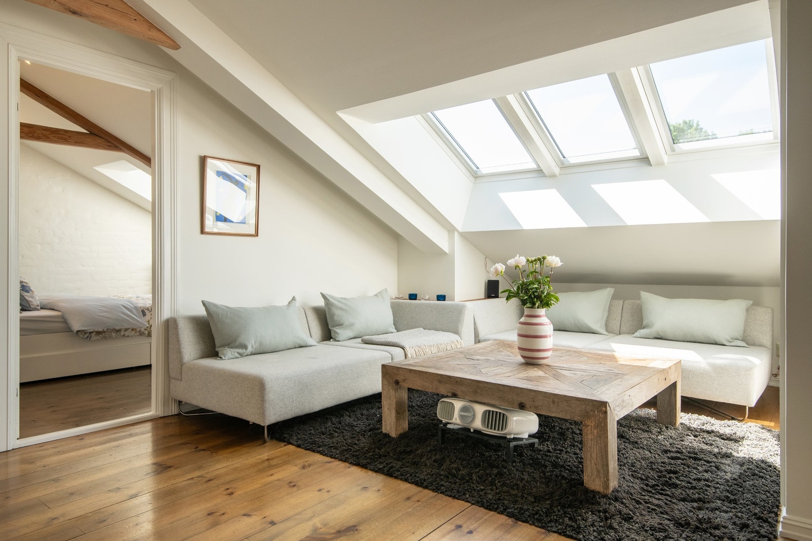 De store vindusflatene gir gode lysforhold og hyggelig utsikt. Galleribilde