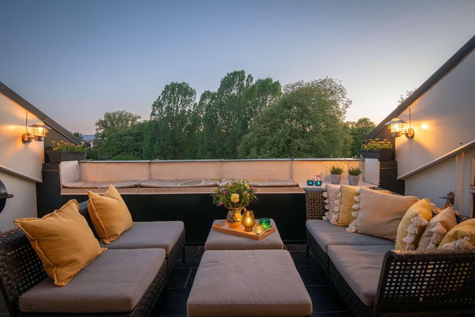 Terrassen blir en herlig forlengelse av stuen på sommerstid. Galleribilde